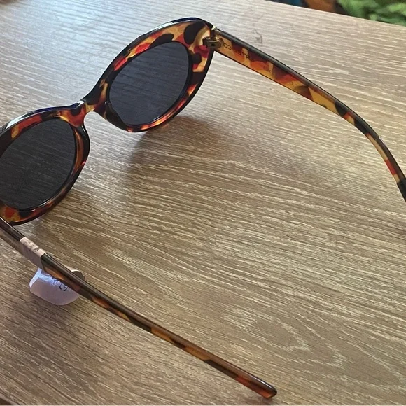 Frye and Co Sunglasses - Picture 2 of 3